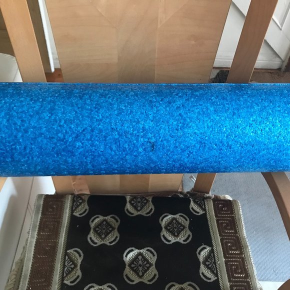 23 inch AmazonBasics High-Density Round Foam Roller for Exercise/Massage - Picture 2 of 3